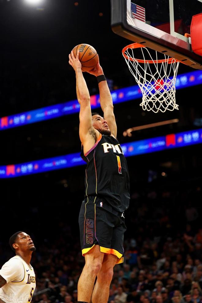 上海队轻取湖人，布克扛起全队