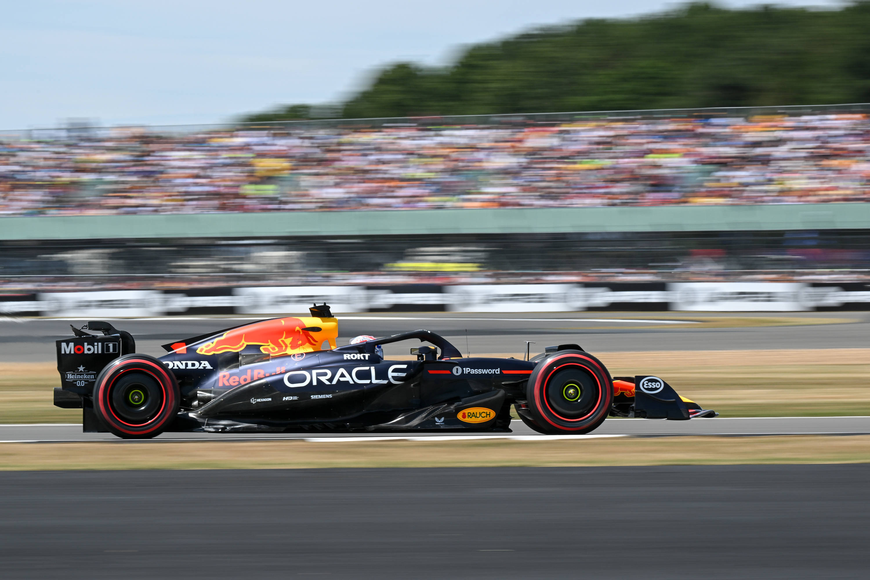 梅赛德斯碾压哈斯车队，佩雷兹状态火热