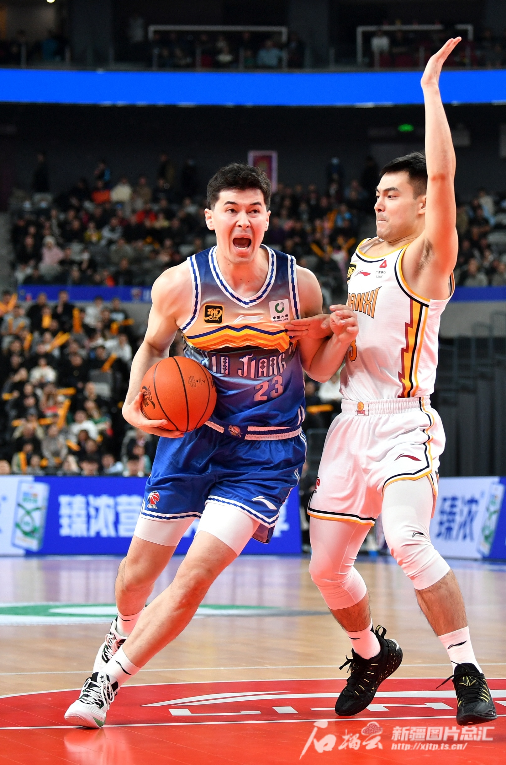 广东队轻松胜过新疆男篮，继续领跑排行榜