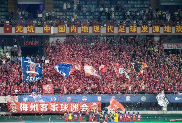 国内足球联赛的胜负悬念引发讨论