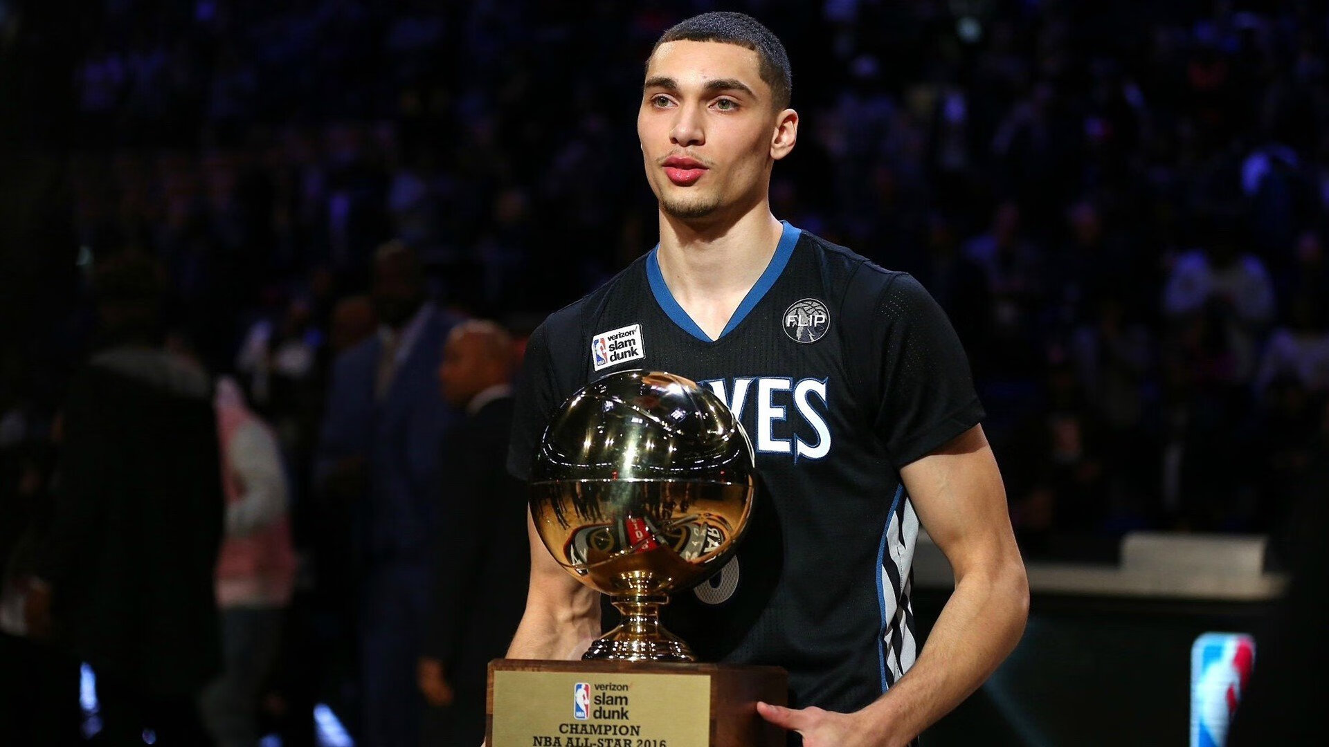 跨界传奇，深圳队拿下独行侠，米切尔在意甲焦点战接管比赛—体育世界的平行奇迹