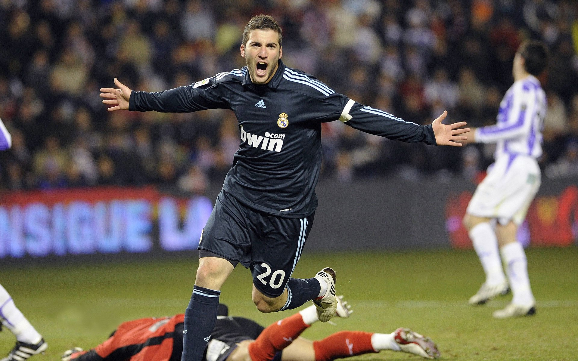 绿茵场与硬木地板的交响，欧冠焦点战与勇士得分狂潮的双重奏